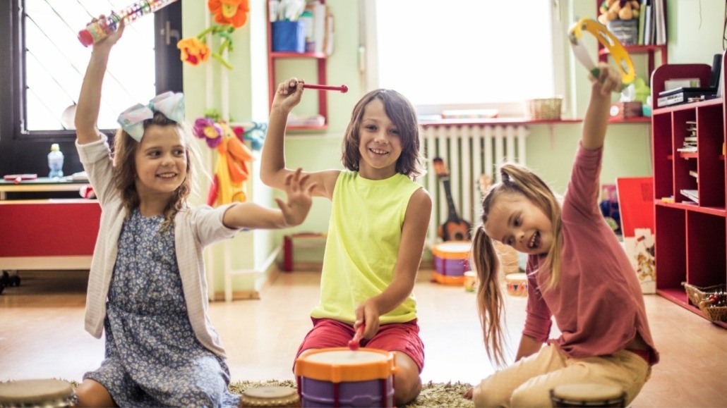 3 enfants qui jouent de la musique ensemble